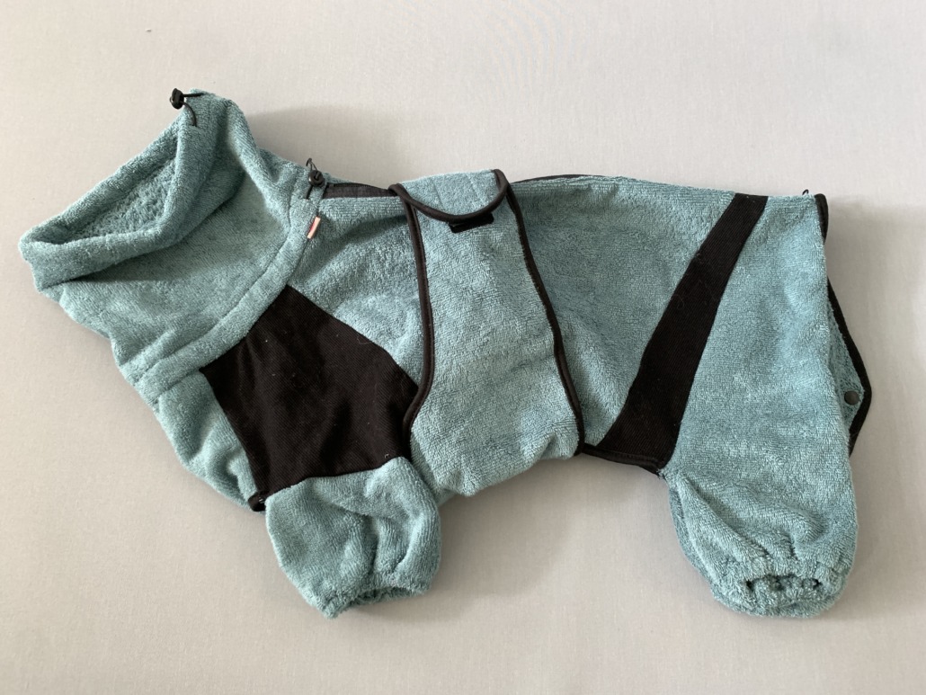 Trixie_Bade- und Hausoverall seitlich fotografiert, zur Feuchtigkeits- und Schmutzaufnahme für Hunde